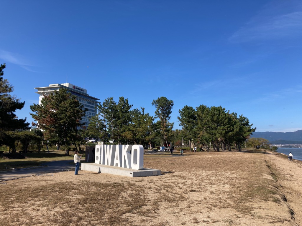 琵琶湖岸のBIWAKOモニュメント