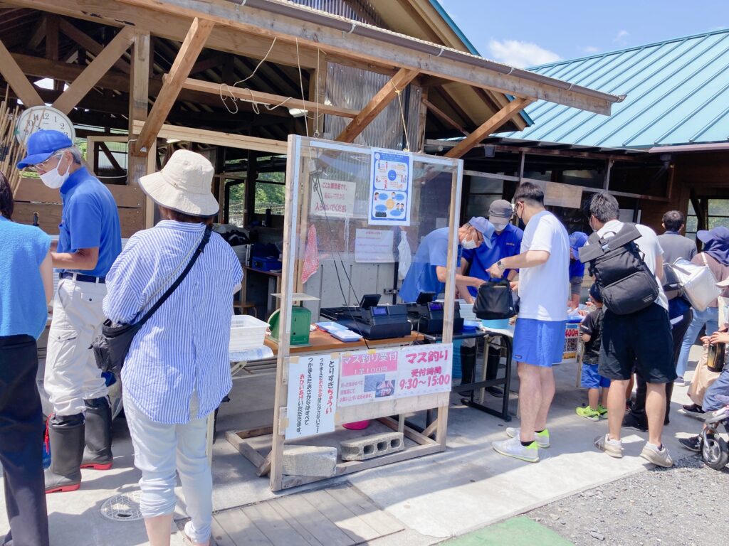 南郷水産センター 魚つかみ アユつかみ