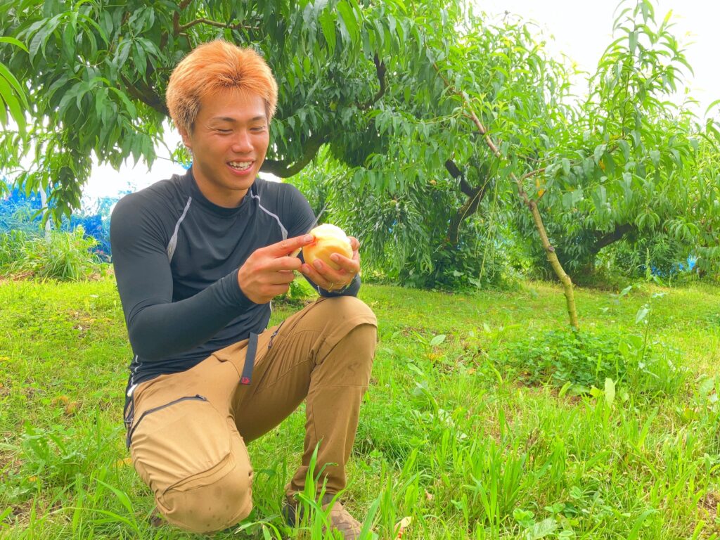 桃の皮を剥く男性