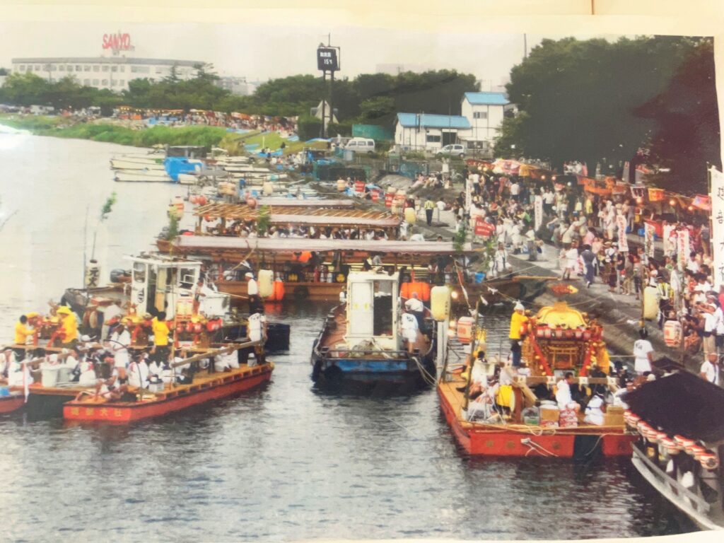 建部大社 船幸祭で瀬田川沿い賑わう屋台