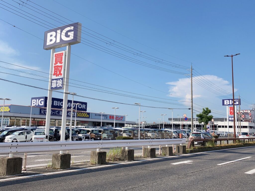 ビッグモーター草津店の街路樹が枯れ伐採されていた