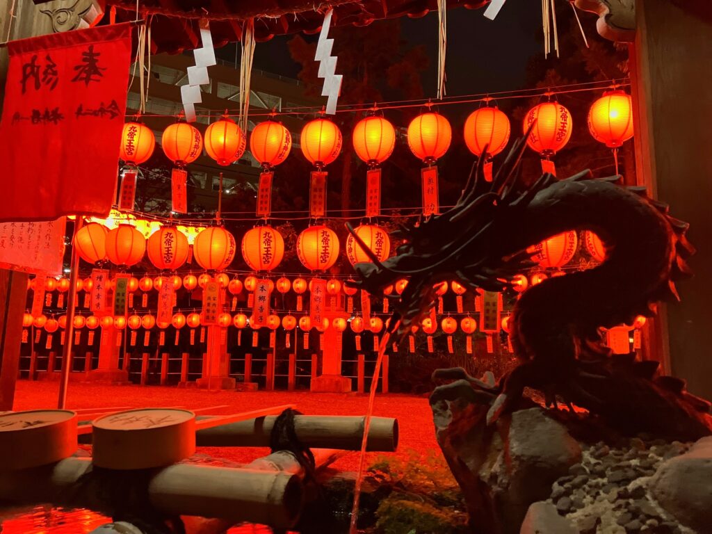 萱野神社の手水舎と九帝王宮の提灯