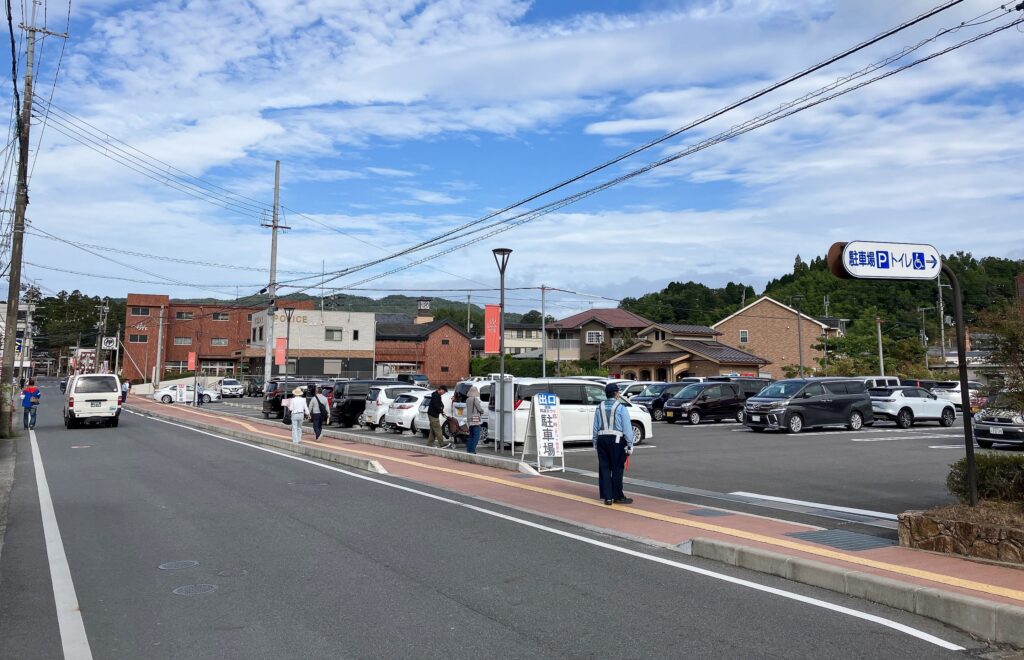 信楽地域市民センター観光駐車場＜信楽陶器まつり＞